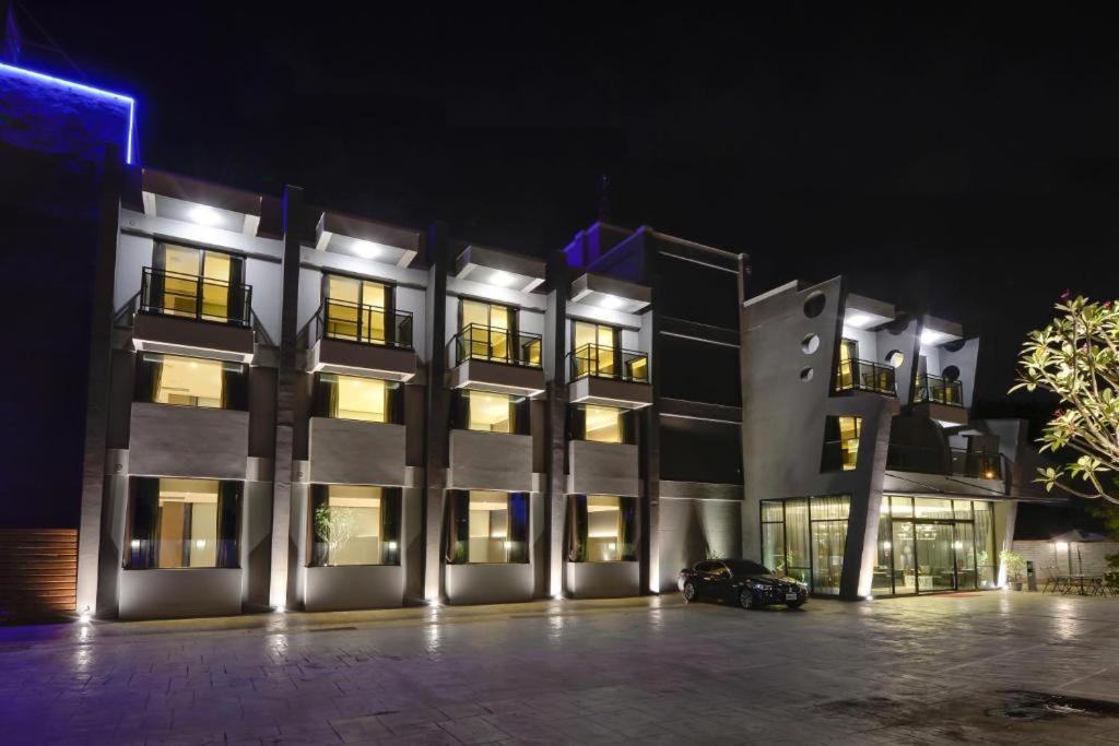 M Hotel كاوتون المظهر الخارجي الصورة