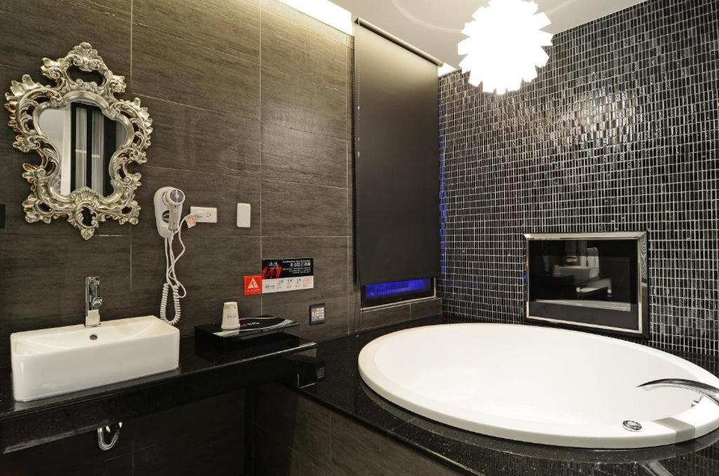 M Hotel كاوتون المظهر الخارجي الصورة